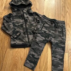 Camo sweatshirt & joggers